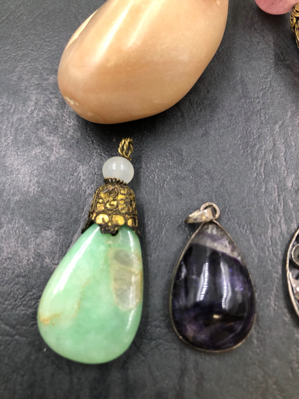 A VINTAGE BLUE JOHN AND SILVER PENDANT, TWO LARGE HARDSTONE PENDANTS AND ONE OTHER SMALLER - Image 2 of 4