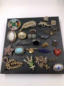 A COLLECTION OF VINTAGE BROOCHES AND TWO SCARF CLIPS.