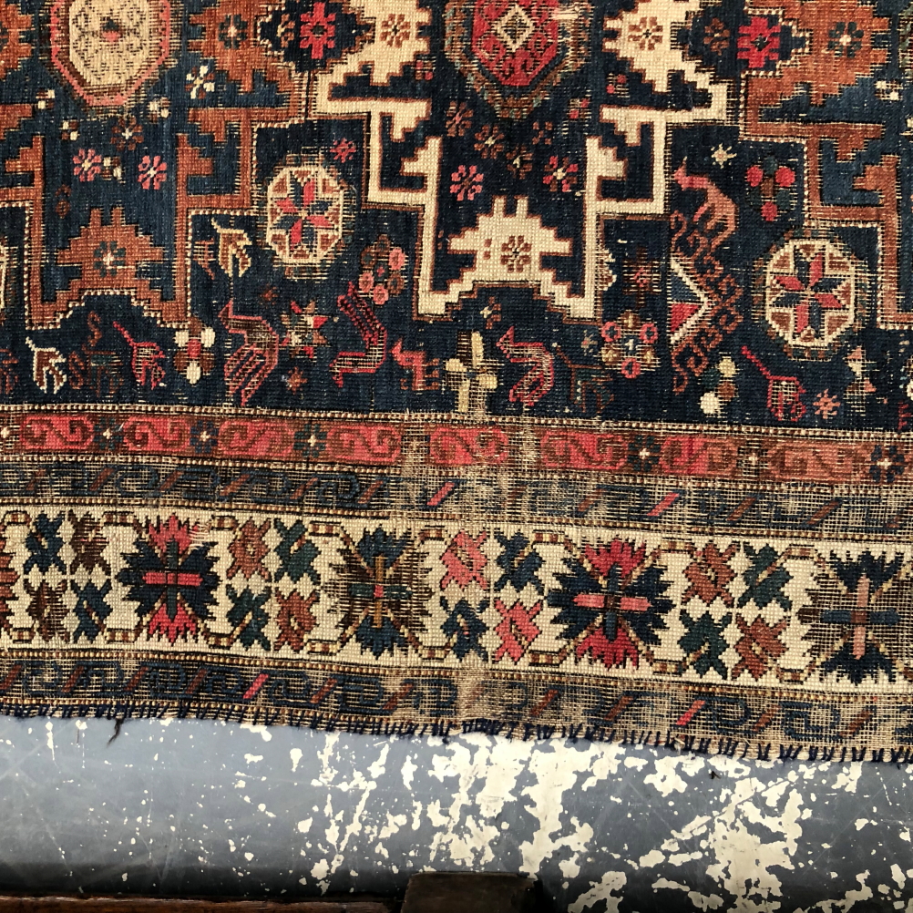 AN ANTIQUE CAUCASIAN RUG 136 x 104 cm - Image 6 of 10