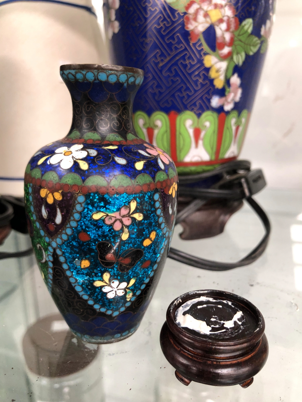 CHINESE CLOISONNE: PAIRS OF VASES, TABLE LAMPS AND CANDLESTICKS TOGETHER WITH TWO SINGLE VASES - Image 31 of 39