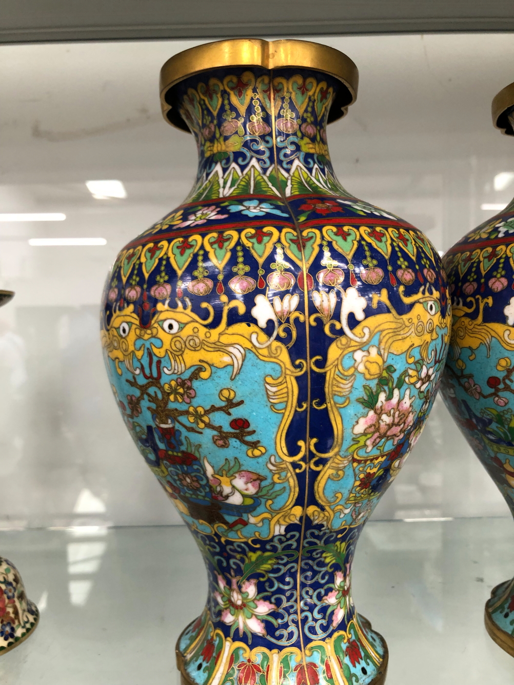 CHINESE CLOISONNE: PAIRS OF VASES, TABLE LAMPS AND CANDLESTICKS TOGETHER WITH TWO SINGLE VASES - Image 21 of 39