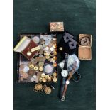 A GROUP OF VINTAGE GB AND WORLD COINS, A MONOCLE, ROYAL NAVEL SHOULDER TITLES AND BUTTONS, A GOLD