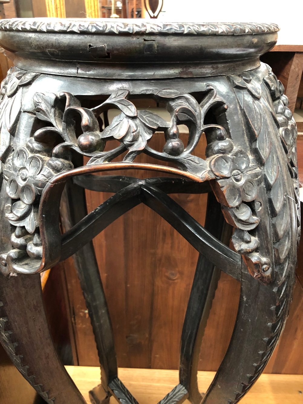 AN ANTIQUE ORIENTAL CARVED URN STAND - Image 6 of 7