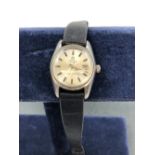 A LADIES VINTAGE OMEGA SEAMASTER AUTOMATIC WRIST WATCH ON A LEATHER STRAP. THE WATCH WINDS AND RUNS,