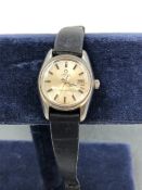 A LADIES VINTAGE OMEGA SEAMASTER AUTOMATIC WRIST WATCH ON A LEATHER STRAP. THE WATCH WINDS AND RUNS,