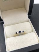 A 9ct HALLMARKED GOLD SAPPHIRE AND DIAMOND FIVE STONE HALF ETERNITY STYLE RING. FINGER SIZE K.