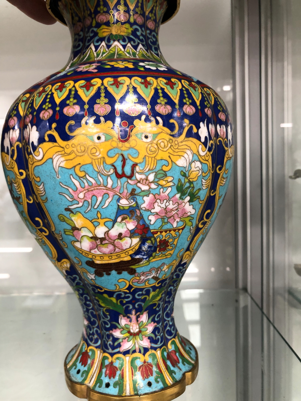 CHINESE CLOISONNE: PAIRS OF VASES, TABLE LAMPS AND CANDLESTICKS TOGETHER WITH TWO SINGLE VASES - Image 23 of 39