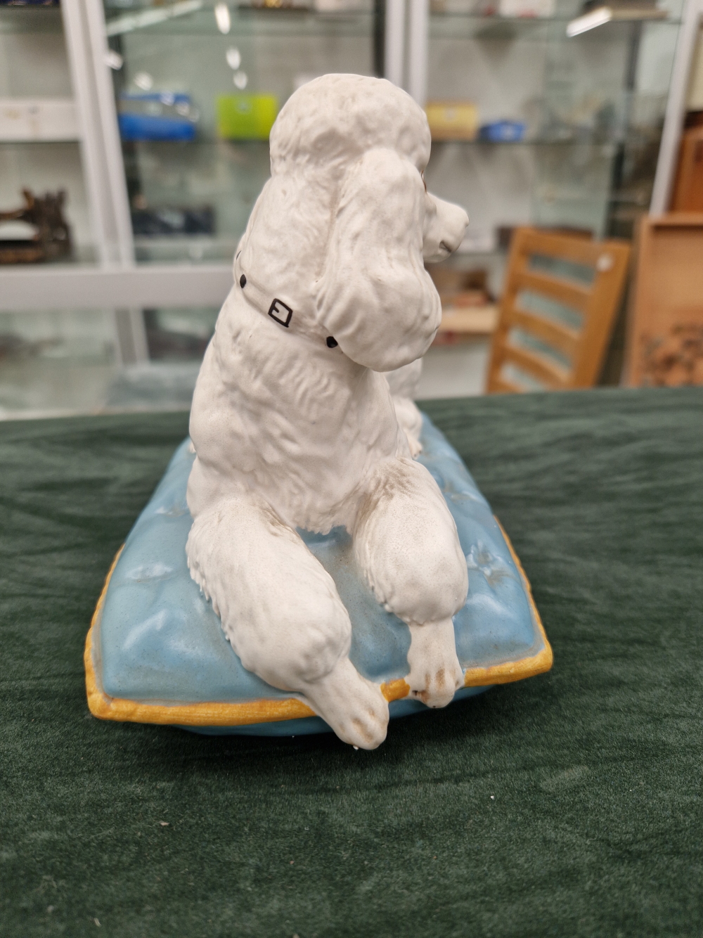 A BESWICK POTTERY WHITE POODLE ON A CUSHION MARKED TO BASE. - Image 3 of 6