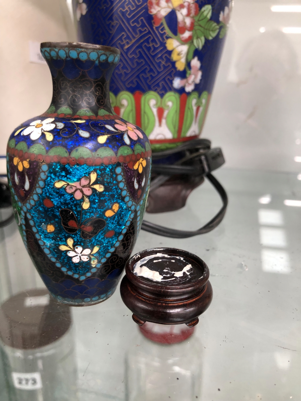 CHINESE CLOISONNE: PAIRS OF VASES, TABLE LAMPS AND CANDLESTICKS TOGETHER WITH TWO SINGLE VASES - Image 28 of 39