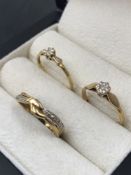 THREE 9ct HALLMARKED AND DIAMOND RINGS TO INCLUDE A FOOTPRINTS RING, AND TWO SOLITAIRES. FINGER