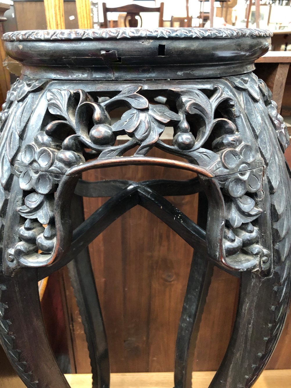 AN ANTIQUE ORIENTAL CARVED URN STAND - Image 7 of 7