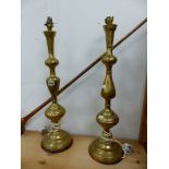 A PAIR OF EASTERN BRASS CANDLESTICK TABLE LAMPS TOGETHER WITH A COPPER COACHING HORN