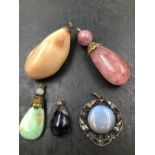A VINTAGE BLUE JOHN AND SILVER PENDANT, TWO LARGE HARDSTONE PENDANTS AND ONE OTHER SMALLER