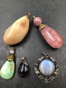 A VINTAGE BLUE JOHN AND SILVER PENDANT, TWO LARGE HARDSTONE PENDANTS AND ONE OTHER SMALLER