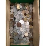 A QUANTITY OF VARIOUS WORLD COINS TO INCLUDE ANTIQUE AND LATER EXAMPLES.