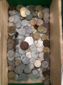 A QUANTITY OF VARIOUS WORLD COINS TO INCLUDE ANTIQUE AND LATER EXAMPLES.