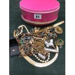 A COLLECTION OF VINTAGE COSTUME JEWELLERY TO INCLUDE BROOCHES, BEADS, AN EXCALIBUR WATCH,