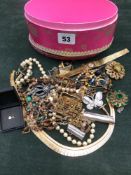 A COLLECTION OF VINTAGE COSTUME JEWELLERY TO INCLUDE BROOCHES, BEADS, AN EXCALIBUR WATCH,
