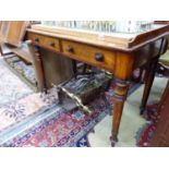 AN EARLY VICTORIAN MAHOGANY TWO DRAWER WRITING TABLE.