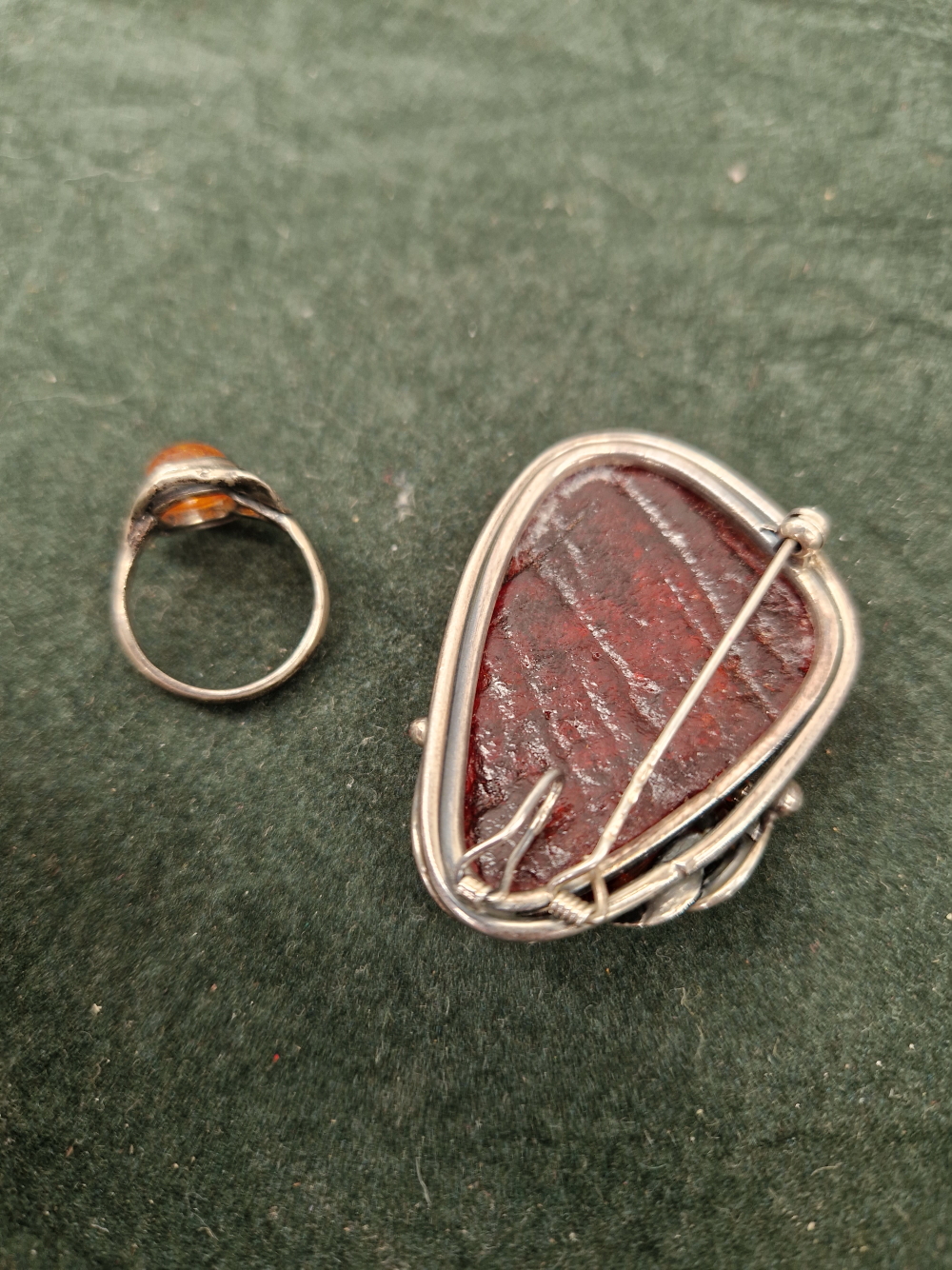 A SILVER AND AMBER ART NOUVEAU STYLE BROOCH/PENDANT AND A SIMILAR WHITE METAL AND AMBER RING - Image 2 of 3