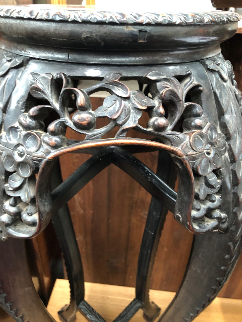 AN ANTIQUE ORIENTAL CARVED URN STAND - Image 5 of 7