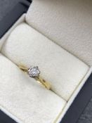 AN 18ct HALLMARKED GOLD DIAMOND SOLITAIRE RING. FINGER SIZE M. WEIGHT 2.37grms.