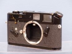 A RARE LEICA M4 35mm ROLL FILM CAMERA BODY IN ORIGINAL BLACK LACQUER PAINT. SERIAL NUMBER