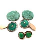 A PAIR OF VINTAGE CARVED JADE CLIP ON EARRINGS. THE GILDED MOUNTS STAMPED SILVER. DIAMETER 2.4cms,