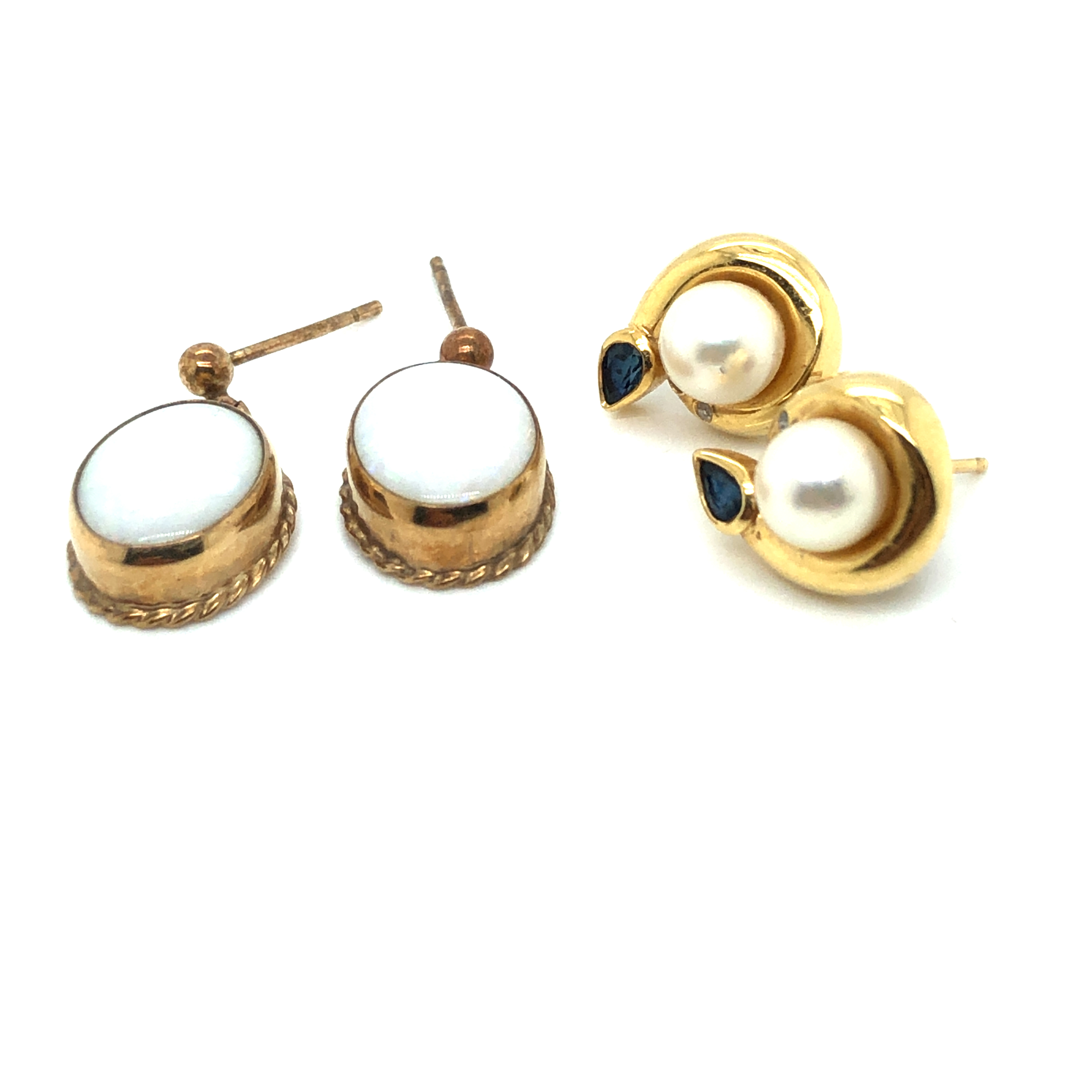 A PAIR OF CULTURED PEARL, SAPPHIRE AND DIAMOND CONTEMPORARY STUD EARRINGS, NO ASSAY MARKS,