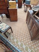 A LARGE MACHINE MADE AXMINSTER TYPE CARPET OF NEO-CLASSICAL DESIGN. 370 x 760cms