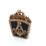 A MASONIC 9ct HALLMARKED GOLD, BLOODSTONE AND CARNEILIAN FOB. DATED 1916, BIRMINGHAM, SPONSOR MARK