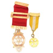 A 9ct HALLMARKED GOLD MASONIC JEWEL WITH THREE 9ct GOLD RIBBON BARS, TOGETHER WITH A FURTHER 9ct