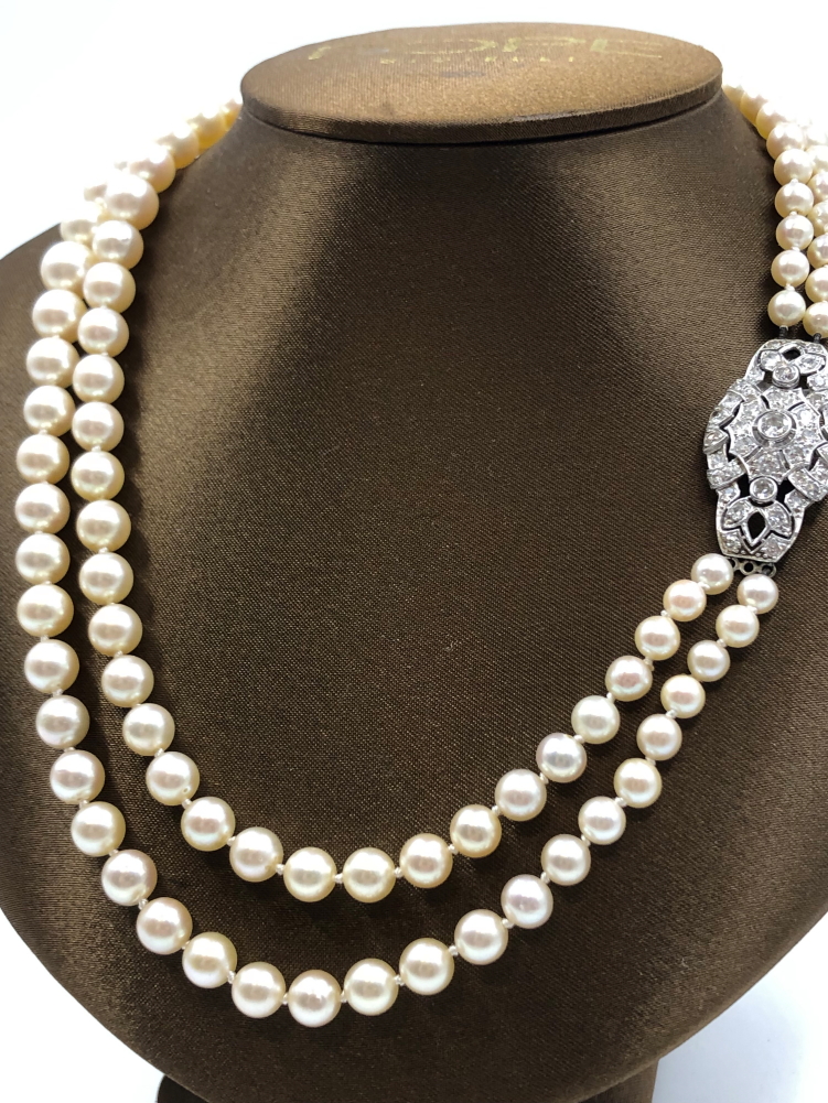 A TWO ROW GRADUATED CULTURED FRESHWATER PEARL NECKLACE COMPLETE WITH AN ORNATE DIAMOND SET CLASP. - Image 4 of 7