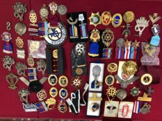 A LARGE AND VARIED COLLECTION OF MASONIC JEWELS, AND BADGES, TOGETHER WITH A WW2 MILITARY MEDAL