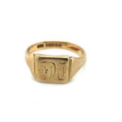 A HALLMARKED 9ct GOLD SIGNET RING, WITH MONOGRAMMED INITIAL HEAD. DATED 1949, BIRMINGHAM. FINGER