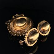 AN ANTIQUE VICTORIAN ETRUSCAN BROOCH COMPLETE WITH SAFETY CHAIN AND A PAIR OF MATCHING SCREW BACK
