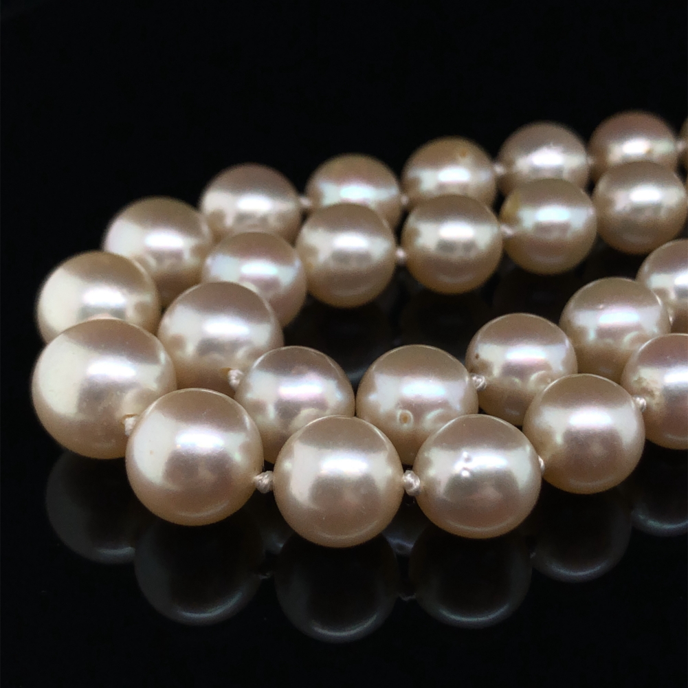 A TWO ROW GRADUATED CULTURED FRESHWATER PEARL NECKLACE COMPLETE WITH AN ORNATE DIAMOND SET CLASP. - Image 2 of 7