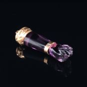 AN ANTIQUE MANO FIGA AMETHYST PENDANT CHARM. THE CARVED MOUNT AND WRIST BAND UNMARKED, ASSESSED AS