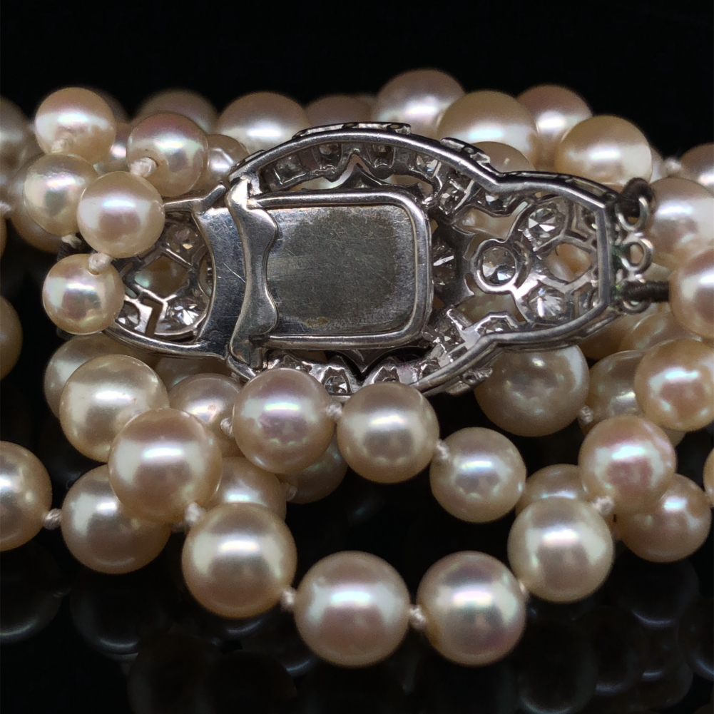 A TWO ROW GRADUATED CULTURED FRESHWATER PEARL NECKLACE COMPLETE WITH AN ORNATE DIAMOND SET CLASP. - Image 6 of 7