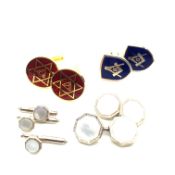 A PAIR OF MASONIC ROYAL ARCH COMPANIONS, AND A FURTHER PAIR OF MASONIC CUFFLINKS, BOTH GOLD PLATED