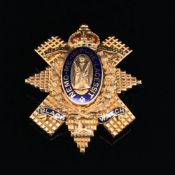 A BLACK WATCH ENAMEL REGIMENTAL SWEETHEART BROOCH, STAR OF THE ORDER OF THE THISTLE. MOTTO READS, NO