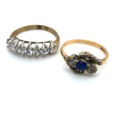 A VINTAGE 9ct HALLMARKED THREE STONE BLUE AND WHITE SPINEL TWIST RING, DATED 1968 BIRMINGHAM,