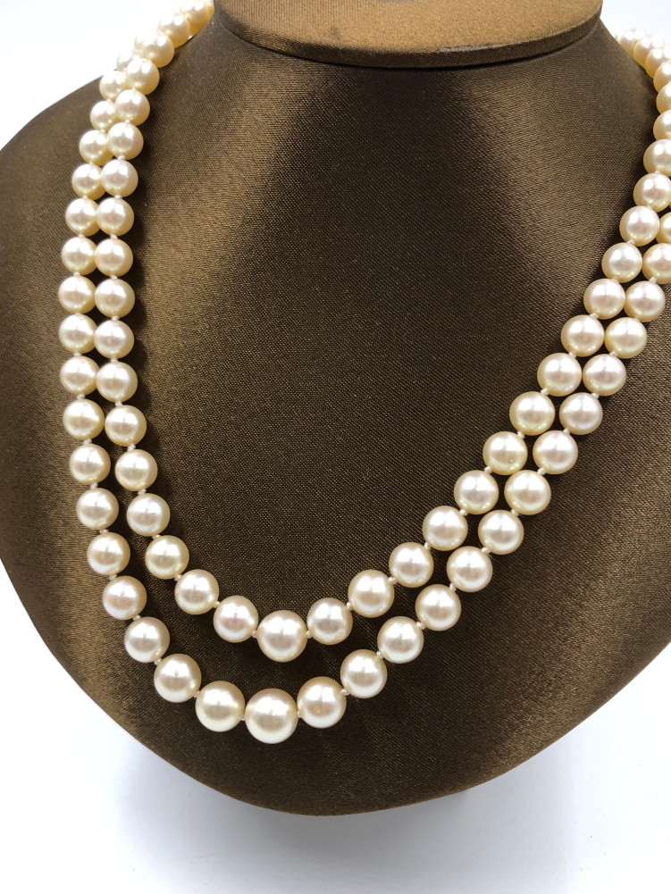 A TWO ROW GRADUATED CULTURED FRESHWATER PEARL NECKLACE COMPLETE WITH AN ORNATE DIAMOND SET CLASP. - Image 3 of 7
