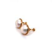 A PAIR OF MABE PEARL SCREW BACK EARRINGS. THE SCREW DOWN STAMPED K18, ASSESSED AS 18ct GOLD. PEARL