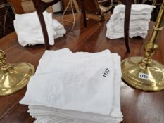 A LARGE COLLECTION OF FINE LINEN EMBROIDERED TABLE NAPKINS.
