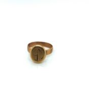 A VINTAGE SIGNET TYPE RING WITH OVAL MONOGRAM HEAD. NO ASSAY MARKS, ASSESSED AS 13ct GOLD. WEIGHT