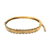 A VICTORIAN ANTIQUE 15ct GOLD HALLMARKED AND OLD CUT DIAMOND SET HINGED BANGLE COMPLETE WITH