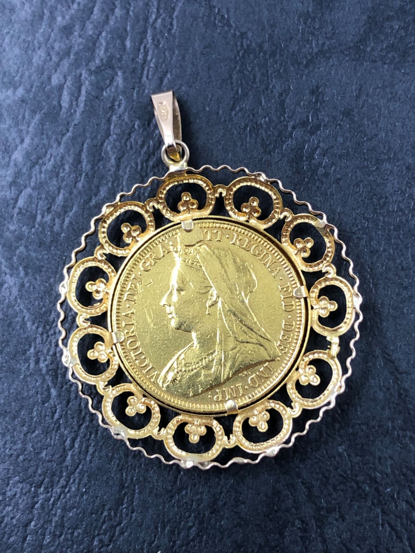 A VICTORIAN 22ct GOLD FULL SOVEREIGN DATED 1895 MELBOURNE MINT SET IN AN ASSESSED 9ct GOLD PENDANT - Image 2 of 2