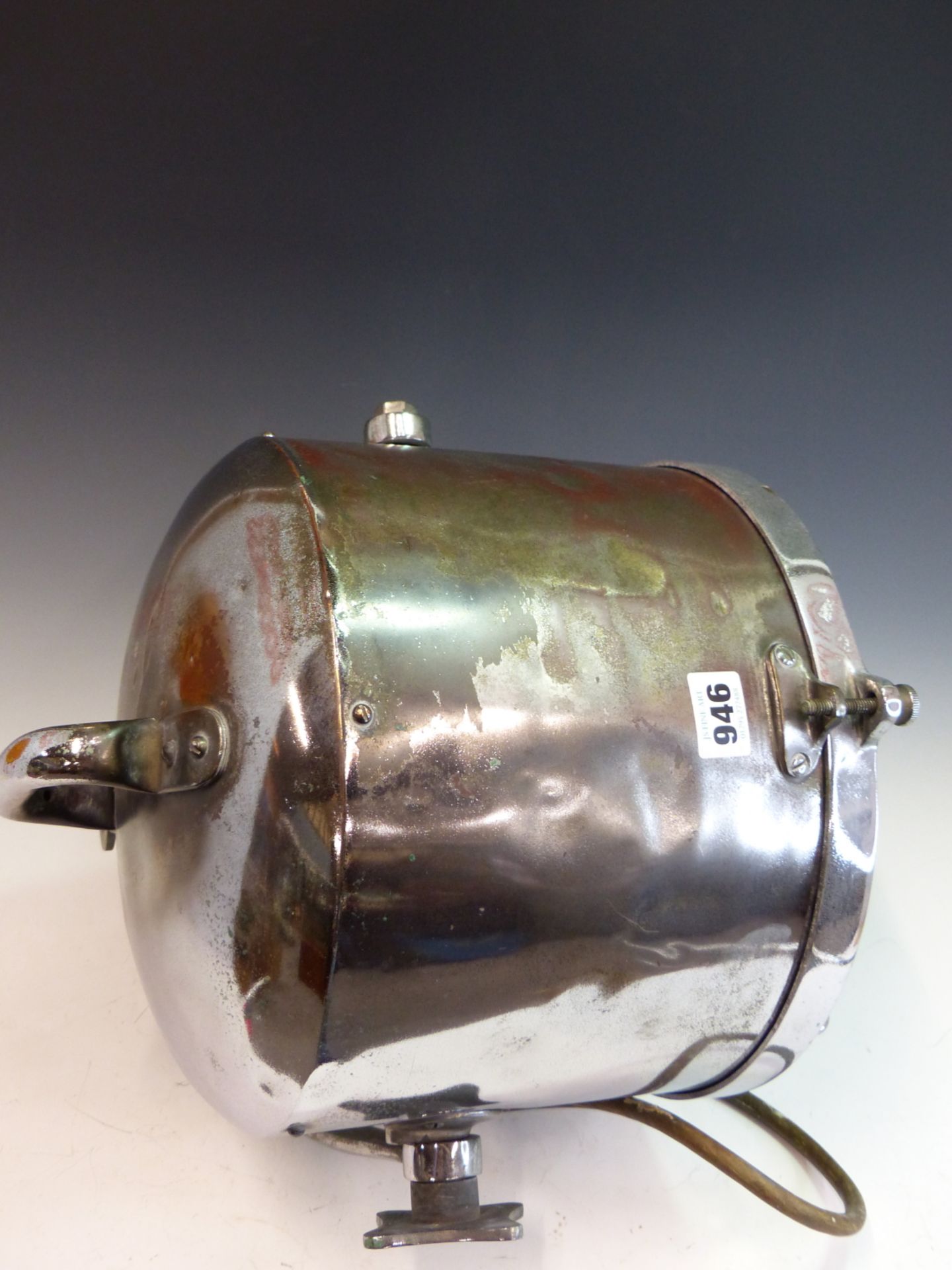 A GOOD VINTAGE SHIPS SEARCHLIGHT WITH POLISHED CHROME AND BRASS CASE. - Bild 6 aus 7