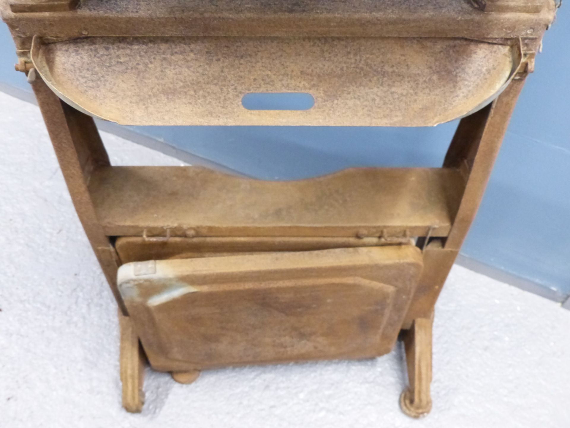 A VINTAGE ACME no55 HOUSEHOLD MANGLE ON ORIGINAL STAND. - Image 3 of 5